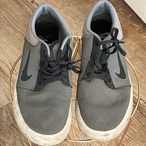 Nikes men’s sneakers size 10 1/2 no tears plenty of sole left